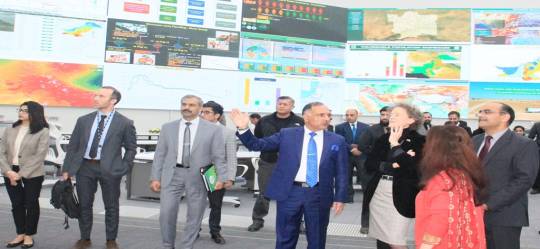 19-12-2023, Islamabad: Chairman NDMA Lt Gen Inam Haider Malik briefing to Canadian High Commissioner Ms. Leslie Scanlon about National Emergencies Operation Center (NEOC) at NDMA HQs